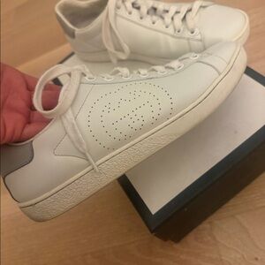 Gucci sneaker size 6